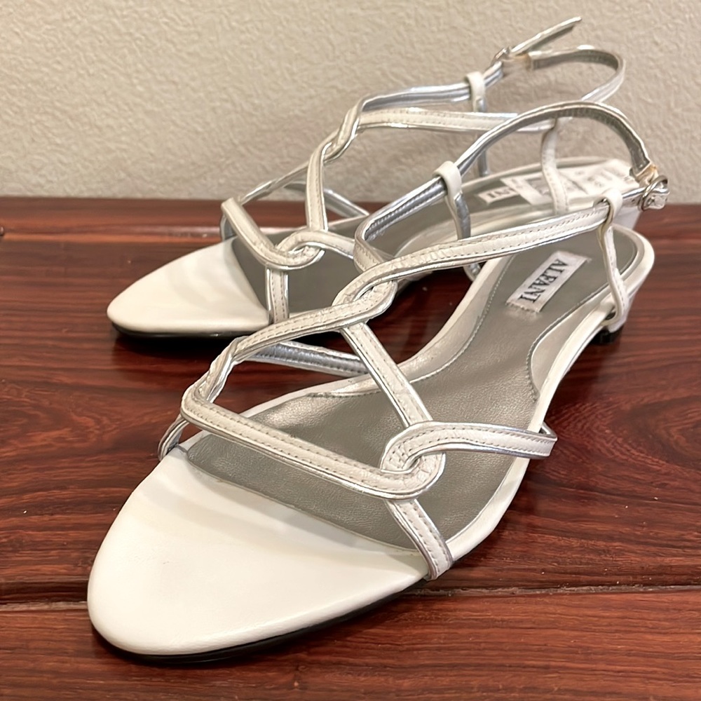 ❤️Very cute Alfani white leather sandals